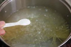 黑椒牛肉炒意粉,放入一小勺盐，煮熟（煮意粉的时间要比包装袋标示的少1－2分钟口感最好）