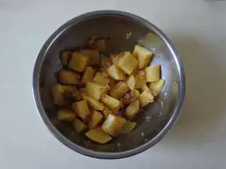 西式蒜香烤土豆,把它们充分拌匀