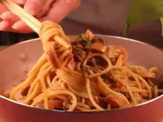 教你一个拌面的新吃法，口感爽滑劲道,这样一道家常版的牛肉黑椒番茄意面就做好啦，做法非常简单，味道也不比餐厅里做的差呢，简单又好吃的做法分享给你，如果你也喜欢的话，有空的时候不妨也试试呢。