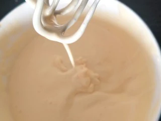 像布朗尼的浓郁巧克力蛋糕(无油全蛋),这个时候烤箱预热165°。