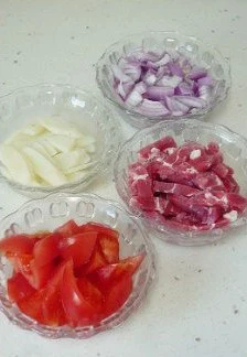 玄妙感觉的孜然羊肉披萨,番茄、洋葱切小块,羊肉切条。