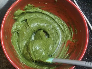 大理石花纹磅蛋糕,继续拌20来下到面糊出现光泽为止