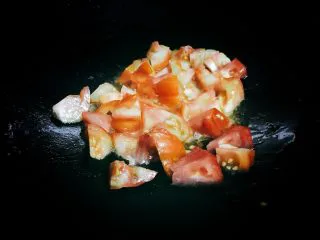 了不起的小番茄 番茄牛丸芝士意面,锅中加入少许橄榄油,6成热时,加入番茄翻炒15秒。