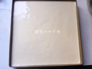网红的肉松小贝,倒入铺了油布的烤盘中，用力震几下，震出气泡。烤箱预热，170度，35分钟左右（具体的时间温度请根据自家烤箱灵活设定。）