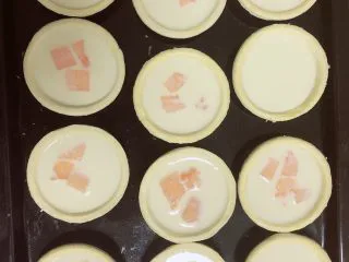 浓香蜜瓜蛋挞,将蜜瓜块放入蛋挞中,再逐一倒入蛋挞液。