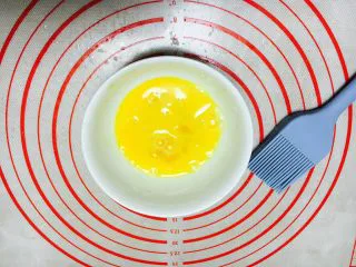 最爱面包➕新疆三果大列巴,准备好少许的全蛋液。