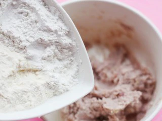 奶香芋泥芝麻球,然后分多次加入糯米粉,搅拌均匀后揉成不粘手的面团。