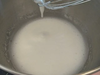 十分优秀de巧克力戚风蛋糕,第二次加糖泡泡变得细腻的时候