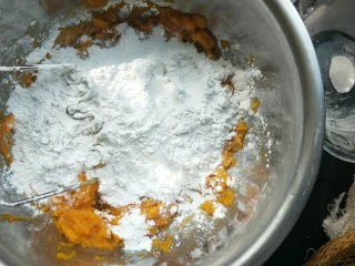 南瓜糯米夹心饼,加入白糖，糯米粉，木薯粉。（木薯粉没有可以全用糯米粉）加多少克根据面团软硬决定，和起来觉得干就加一点水，如果粘就再加点糯米粉。