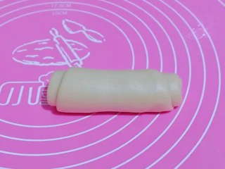 椰香桂花豆沙酥,由从上往下卷起来。