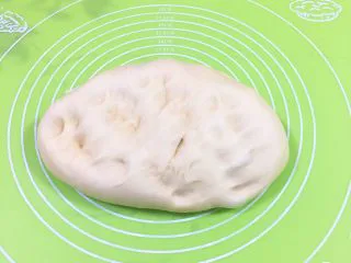 奶油夹心面包,面团放出排气。