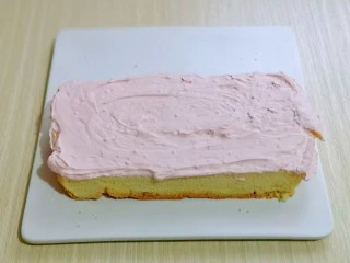 超ins卡通蛋糕 让小朋友幸福感爆棚,制作将汽车体部分，取一片蛋糕抹上打发的奶油。