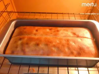 0黄油酸甜香橙磅蛋糕,用小刀在中间划一刀,这样蛋糕就会按照划痕炸开