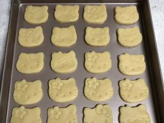 可爱KT小饼干,依次摆好，预留少许空隙，烤箱预热190度。 边边角角可以继续揉圆了再擀，不要太薄容易烤焦。 