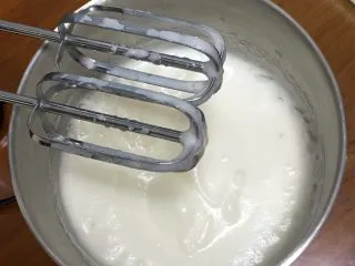 抹茶芒果裸蛋糕,继续搅打50圈，再加细砂糖15克。