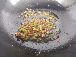 青椒香菇牛肉意面,继续炒匀