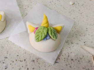 零色素卡通馒头可爱独角兽馒头,绿色面团做两片叶子做装饰
