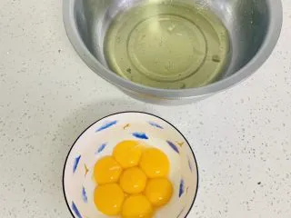 古早蛋糕（青汁）,蛋清蛋黄分离，蛋清的盆子一定要无油无水。