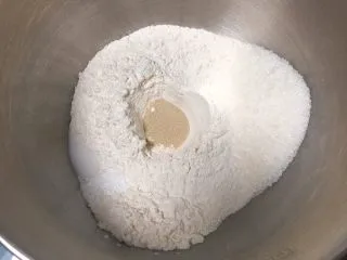 黑砖蜜豆吐司,高筋粉放入厨师机,加盐和细砂糖,发酵粉放中间。