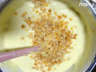 0黄油酸甜香橙磅蛋糕,最后加入橙皮丁,大致搅拌一下即可