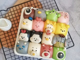 迪士尼挤挤小馒头,填上表情，用竹炭粉加一点点水画上去，完成啦