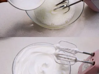 自带情话的红丝绒奶油蛋糕, 4、 打发蛋白霜:将冻至周边有点冰渣的蛋白加入几滴柠檬汁,打至起粗泡后分3次加入50g细糖,打发至提起打蛋头能拉起小弯角的状态。