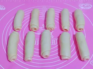 椰香桂花豆沙酥,依次做完，盖上保鲜膜，松弛15分钟。
