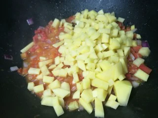 四季都宜的西红柿土豆浓汤,倒入土豆丁,多翻炒会