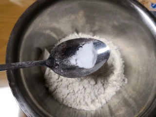 红糖全麦杏仁曲奇,等待黄油糖酱冷却的同时,在一个大盆里倒入面粉、小苏打和糖,搅拌均匀。