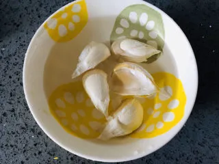 简单几步，做出媲美面包店的蒜香面包条,大蒜剥皮切成蒜沫，要切的碎一点。