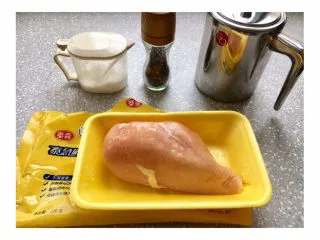 三文鱼鸡胸牛油果沙拉,先处理最耗时间的鸡胸肉 用到盐、黑胡椒和油，听说用橄榄油煎出来的肉会比较嫩，不过我用的花生油也ok，只要是味道不重的植物油就可以。