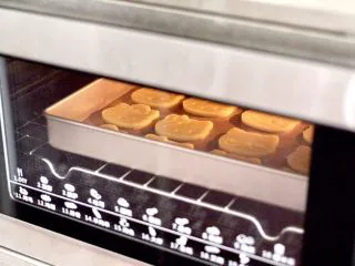 KT黄油蛋黄饼干,上下火180度烤制10-12分钟,表面稍微变成金黄色即可(具体烤制时间看自己家烤箱温度而定)。