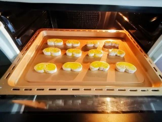 手抓饼蝴蝶酥,将处理好的手抓饼推入预热好的烤箱,180度烤15分钟即可。