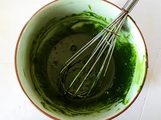 红豆抹茶巧克力慕斯,用14克纯牛奶化开，加入泡软的吉列丁片8克，用微波炉加热20秒，吉列丁就溶化了。如果没有微波炉，可以隔热水溶化。