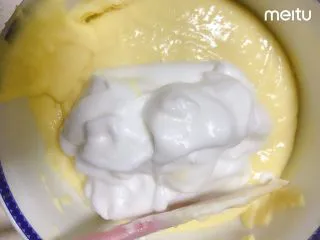 0黄油酸甜香橙磅蛋糕,再将剩余的蛋白倒入,一起翻拌均匀