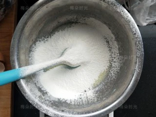 草莓彩绘蛋糕卷,然后筛入低筋面粉40克。