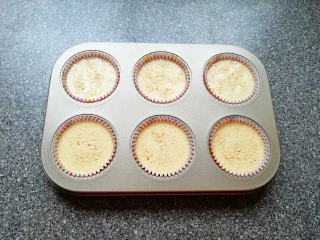 芝麻杯子蛋糕,撒上白芝麻。