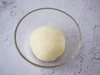 杂蔬火腿肠披萨,把饼皮材料放入容器中,揉成光滑的面团即可,做披萨不需要揉出膜,揉圆盖上保鲜膜放温暖处发酵至两倍大