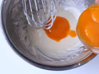 史上最详细的柔软蛋糕卷,分三次加入蛋黄(画半圈、转盆)