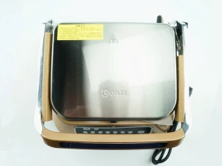 #东菱牛排机测评#爱是几分熟，我只要五分就好,东菱牛排机真身：是比较上档次的香槟金色做为主色，里面的不沾板是可拆卸的，不锈钢的金属色，更加的简约大方，适合各个不同装修风格的家庭使用，很是百搭。机身流线型的设计更加体现卓越工艺。 