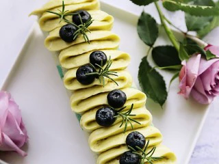 百变水果 蝶豆花蛋糕卷.百香果蓝莓馅,用蓝莓和迷迭香装饰一下就OK啦