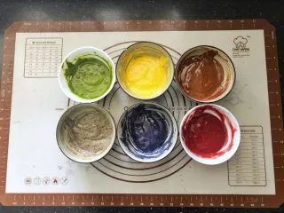彩虹戚风蛋糕,5、蛋黄糊平均分成6份加入6种粉类中搅拌均匀。