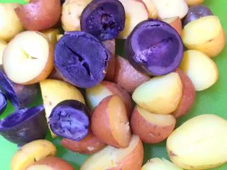 可以当零食又可以当主食的香煎小土豆,所有加热熟透后,用小刀切开