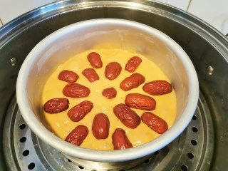 红糖发糕的家常做法（1个蛋）,放入蒸锅中