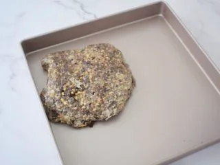 奥利奥牛扎糖,倒入不沾烤盘中