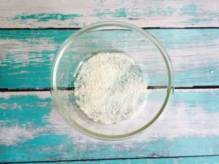 少女心爆棚+火龙果牛奶小方,取一个器皿撒上适量的椰蓉防止粘底