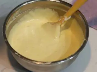 圣诞树枫糖戚风, 蛋黄面糊比较浓稠，注意翻拌使要确保打蛋盆底部的面糊也被翻上来 