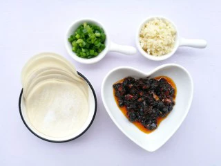 饺子皮辣酱饼,准备好所有食材，香葱洗净切断，大蒜切碎末。
