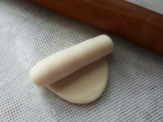 中式点心~玫瑰酥,十份全部卷好后松弛十分钟。