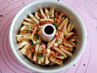 手撕海苔肉松面包,竖着放入8寸戚风蛋糕模具。模具提前抹一层黄油 方便脱模。